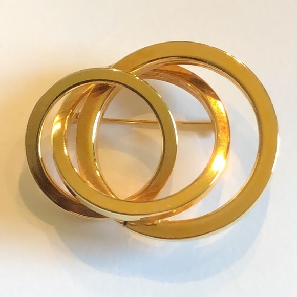 Vintage Jewelry - Vintage Gold Tone Circle Brooch Shoulder Pin